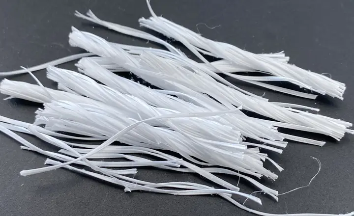 Twist Wave 50 pearl-white twisted polypropylene polyethylene fibre bundles